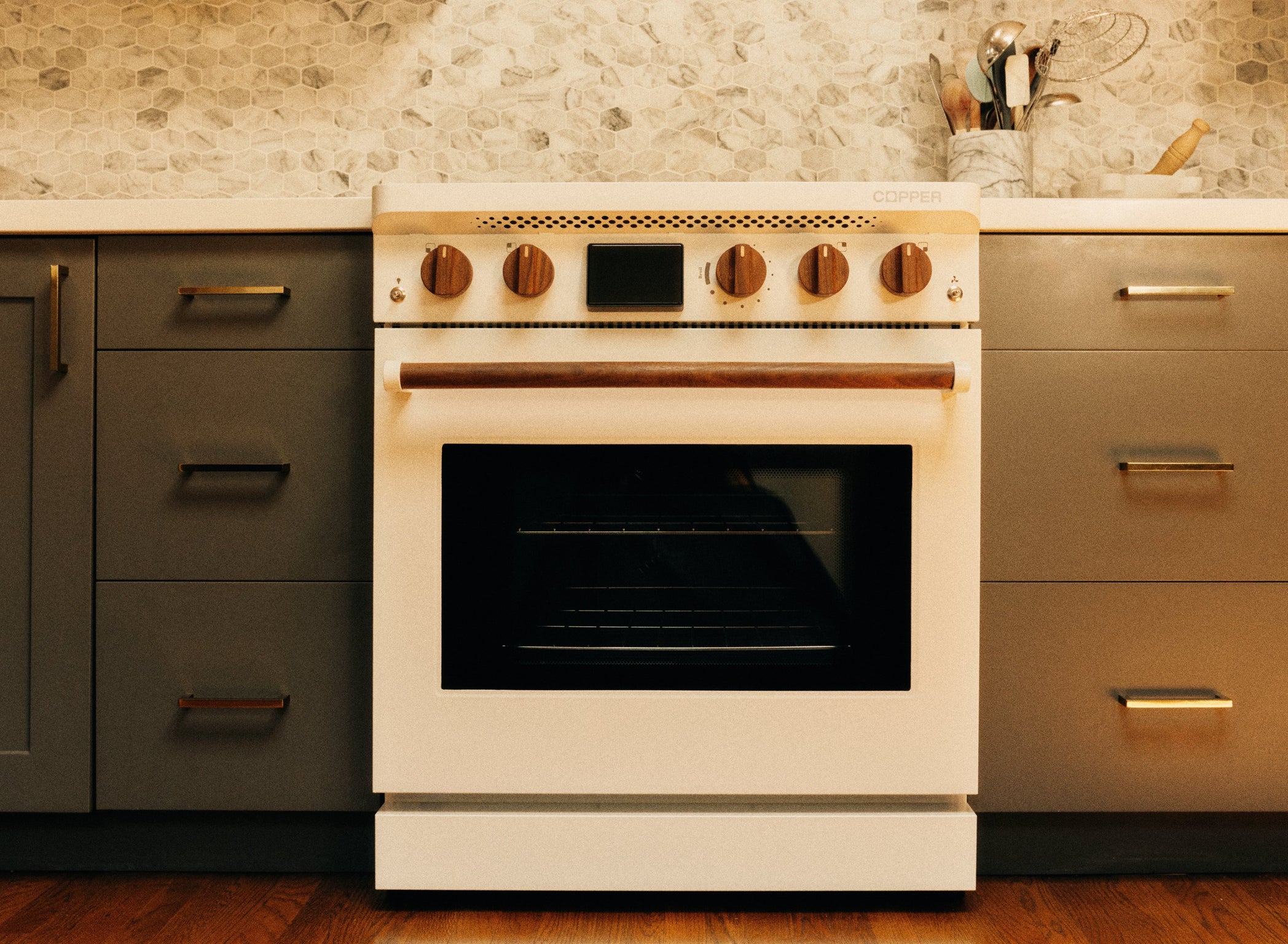 FastCo: Why this new induction stove has a battery inside—and old-fashioned knobs instead of a touchscreen