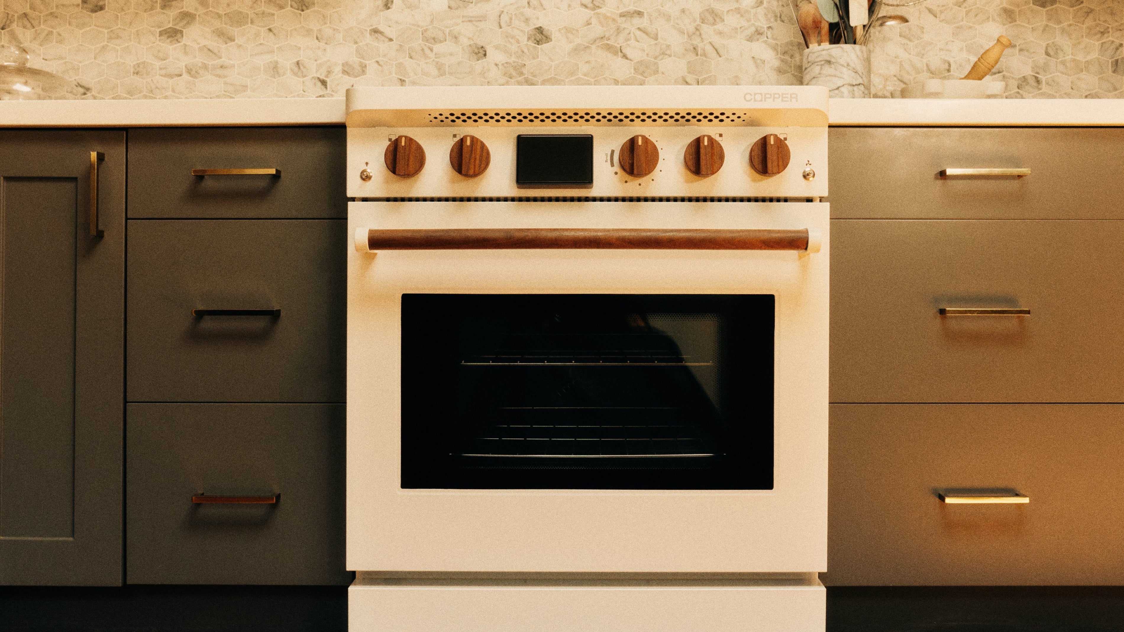FastCo: Why this new induction stove has a battery inside—and old-fashioned knobs instead of a touchscreen