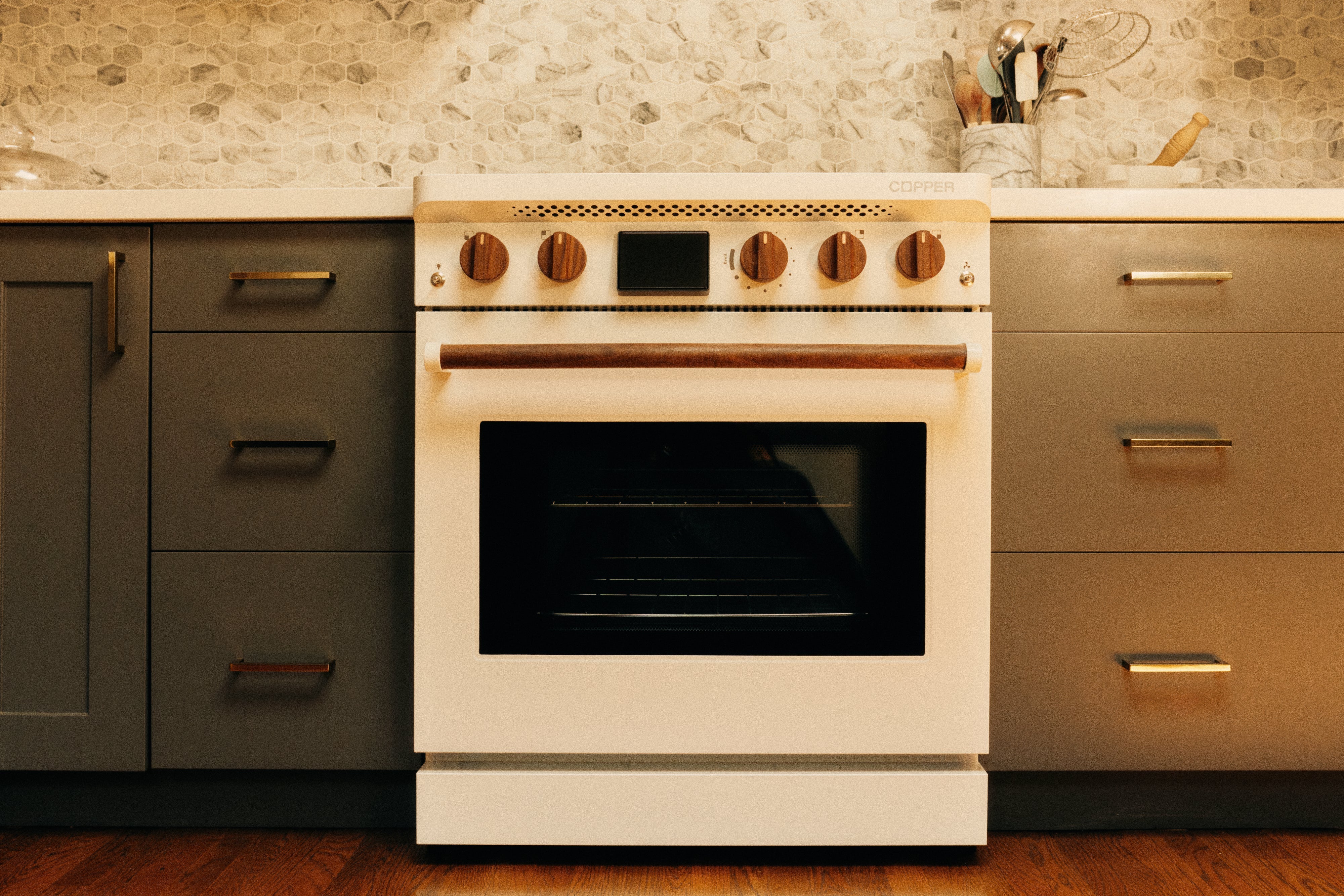 FastCo: Why this new induction stove has a battery inside—and old-fashioned knobs instead of a touchscreen
